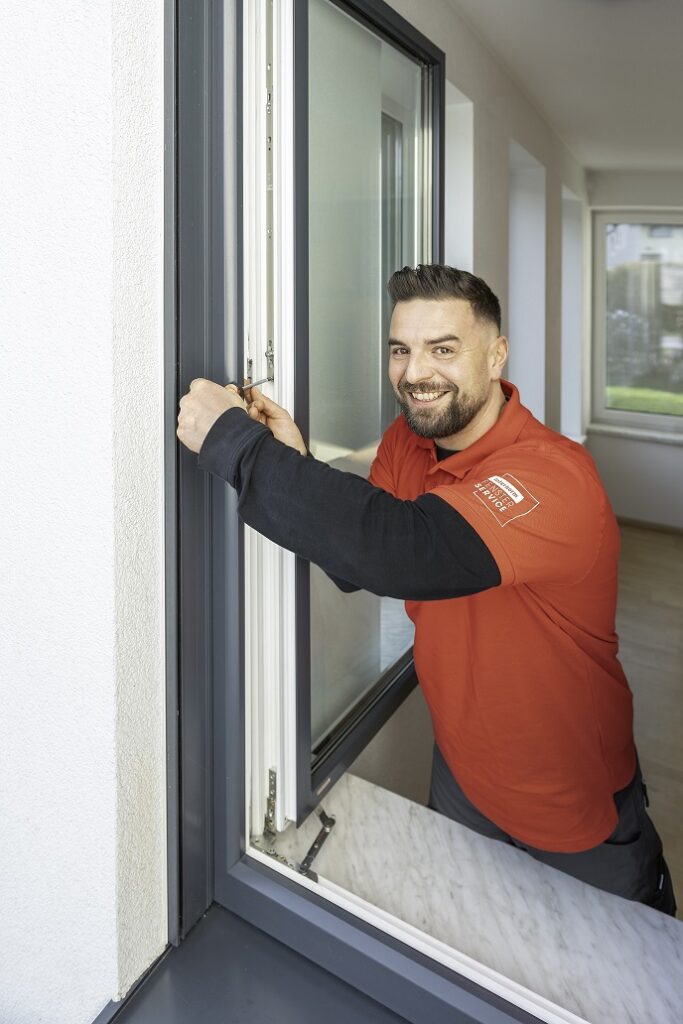 alt="Posa in opera di infissi in PVC di qualità"