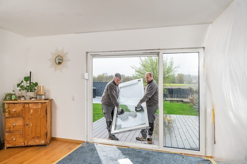 alt="Posa in opera di infissi in PVC di qualità"
